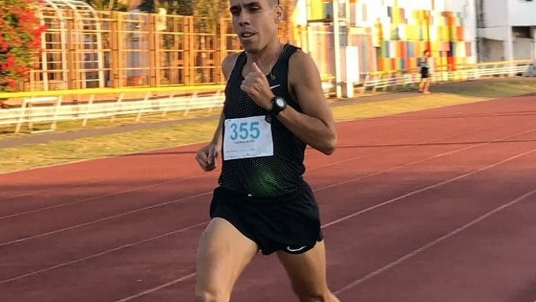 Julián Molina, campeón de maratón, fabrica y dona barbijos contra el coronavirus