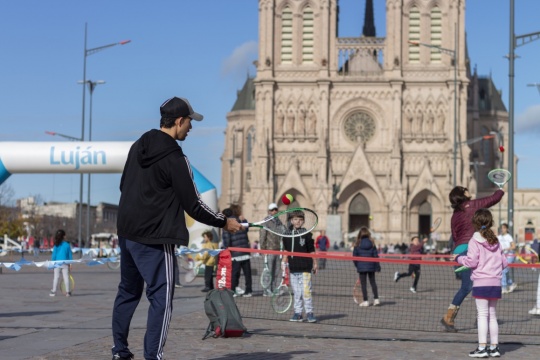 100 familias jugaron al tenis al frente de la Basílica de Luján