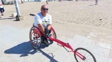 Atleta que recorre parte del país en sillas de ruedas pasó por la ciudad de Esquel