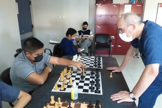 Combinando profesiones: Diego Fidanza ejerce la medicina y el ajedrez en un hospital del Conurbano
