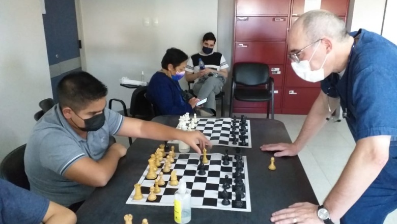 Combinando profesiones: Diego Fidanza ejerce la medicina y el ajedrez en un hospital del Conurbano