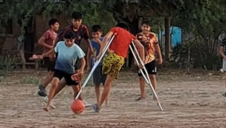 Un niño con muletas la rompe jugando al fútbol en Santiago del Estero