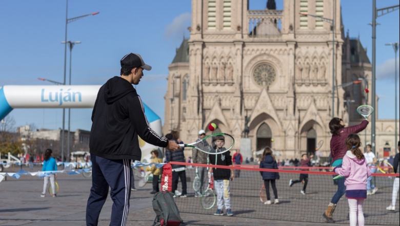 100 familias jugaron al tenis al frente de la Basílica de Luján