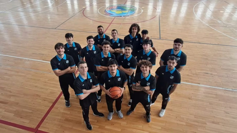 El hombre que entrena campeones y vende pollos para llegar al Mundial de básquet silencioso