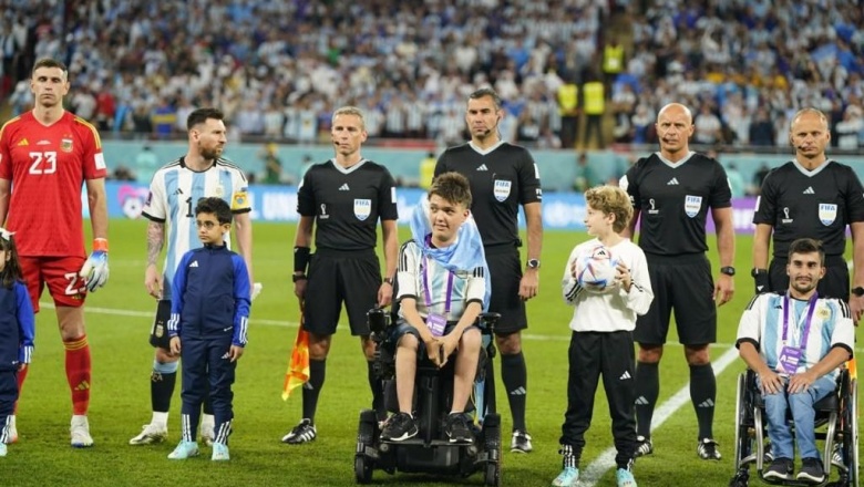La silla de los sueños: Valentino Zegarelli acompañó el himno argentino en el Mundial