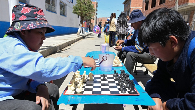 Niños bolivianos aprenden ajedrez en la calle para alejarse del celular