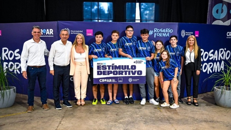 El intendente de Rosario presidió entrega de estímulos deportivos a más de 100 atletas de la ciudad