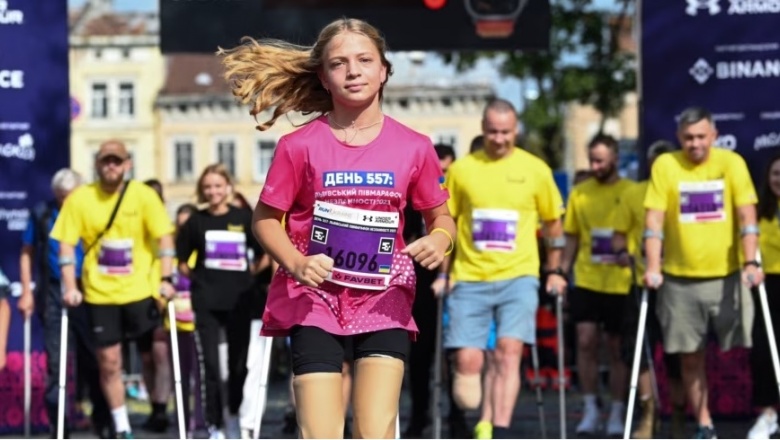 Niña de 12 años perdió las dos piernas en un ataque ruso con misiles y corrió una media maratón