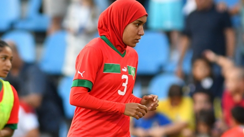 La historia de Nouhaila Benzina, la primera mujer con hiyab en un Mundial de fútbol