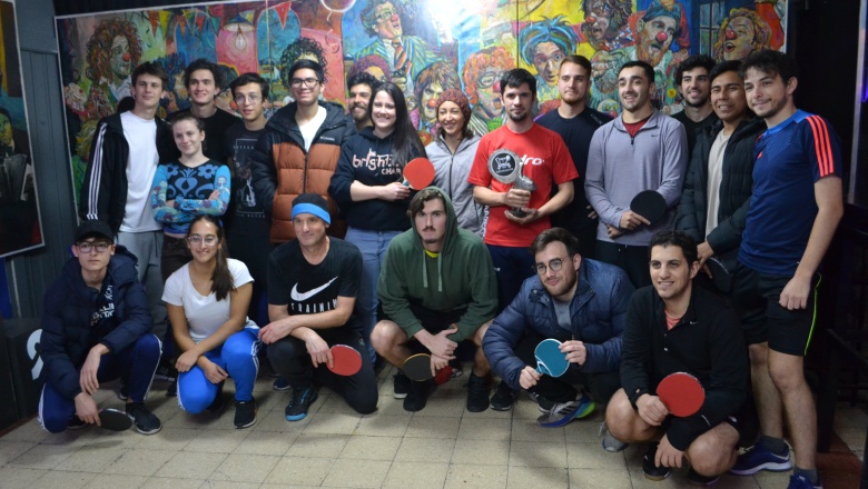 La Asociación del Deporte Amateur Universitario realizó un torneo de tenis de mesa en el Bar Ping Pong