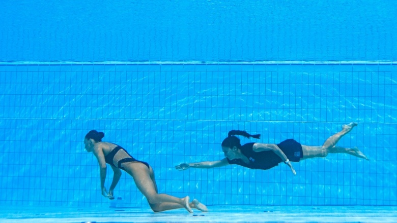 Susto en el agua: nadadora se desmayó en plena competencia y su entrenadora la salvó