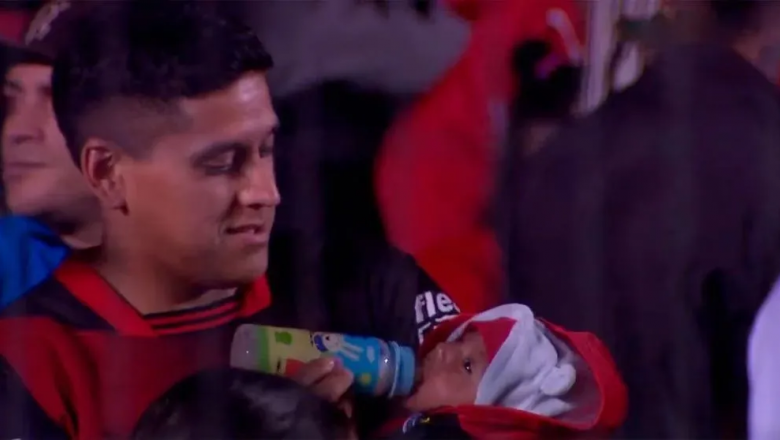 La FIFA premia a la ternura: un hincha de Colón amamantando a su bebé, nominado como mejor aficionado