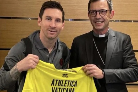 Messi recibió una camiseta del equipo del Vaticano firmada por el Papa Francisco
