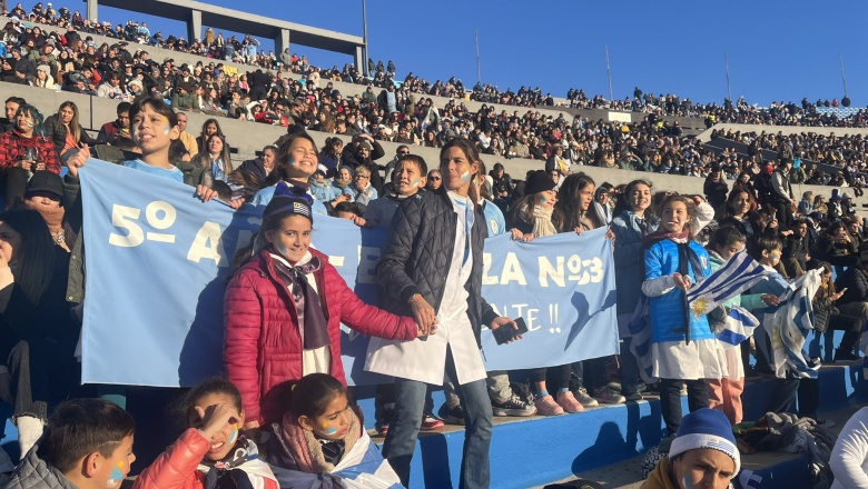 Una imagen que nunca olvidarán: niños de escuelas públicas de Uruguay pisaron el Estadio Centenario por primera vez
