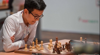 Un joven de 17 años destrona a Magnus Carlsen como campeón mundial de ajedrez rápido