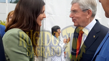 ¿Trajo los guantes? El presidente del Comité Olímpico Internacional visitó el boxeo de Santiago 2023