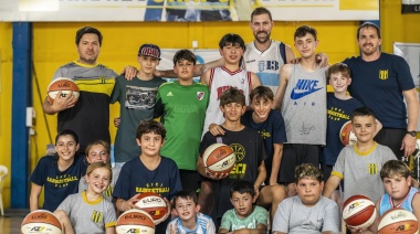 Chapu Nocioni volvió a sus raices: donó pelotas y contó experiencias en su primer club