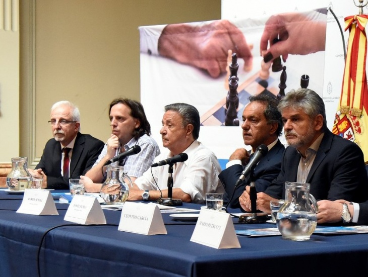 Juan Jaureguiberry,Pablo Zarnicki, Eduardo Duhalde, Daniel Scioli y Daniel Filmus (de izq a der) conversan en el congreso internacional