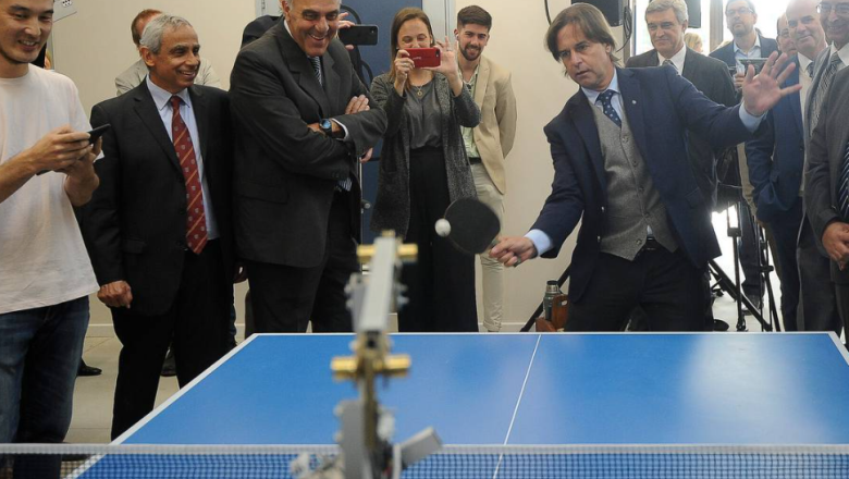 El presidente de Uruguay jugó al tenis de mesa con Roboping, un robot que dispara pelotas