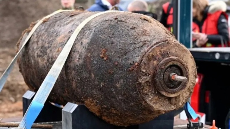 ¡Saltaron como resorte! Encontraron una bomba sin detonar en un estadio ...