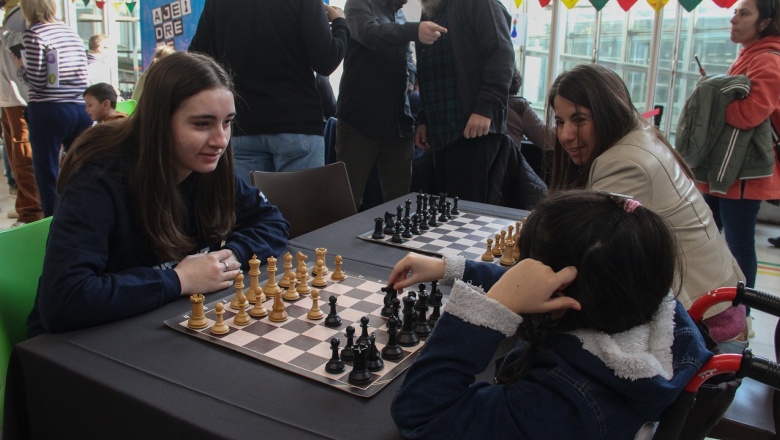 Campeones de ajedrez inspiran a pacientes en el Hospital Garrahan