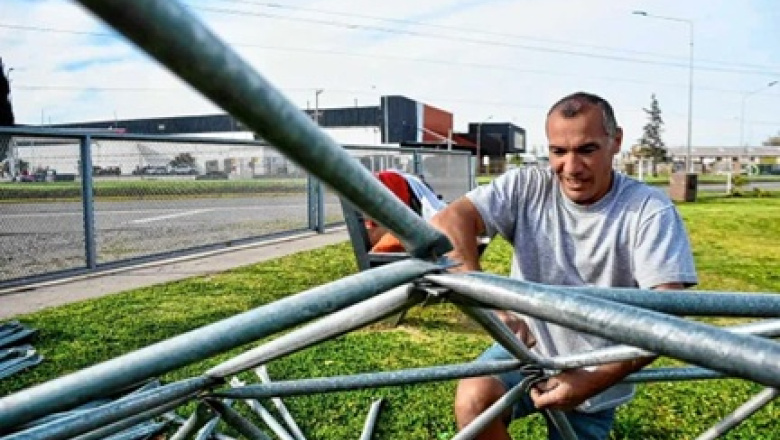 Superar los límites para construir futuro: la historia de Franco Herrera, jugador de pádel adaptado y creador de domos geodésicos