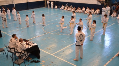La Asociacion de Taekwondo Universal cerró el año con un nuevo examen de Danes en La Carpita
