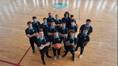 El hombre que entrena campeones y vende pollos para llegar al Mundial de básquet silencioso