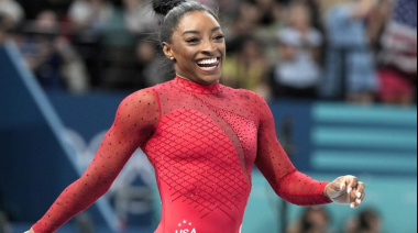 Simone Biles toca suelo en Buenos Aires con un salto de inspiración eterna