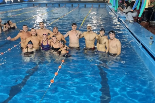 El Club San Martin surcó las olas del éxito en la maratón acuática del club 25 de Mayo de Martínez