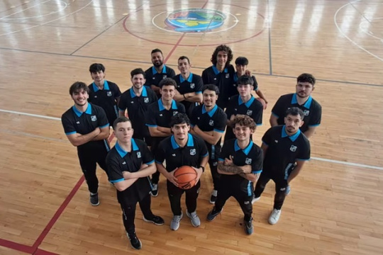 El hombre que entrena campeones y vende pollos para llegar al Mundial de básquet silencioso