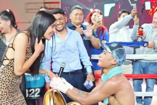 Boxeador salteño pidió casamiento tras coronarse campeón. ¡Que vivan los novios!