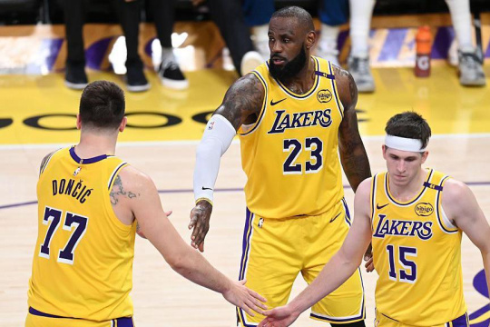 Fin de una dinastía: los Lakers cambian de manos por 10.000 millones de dólares